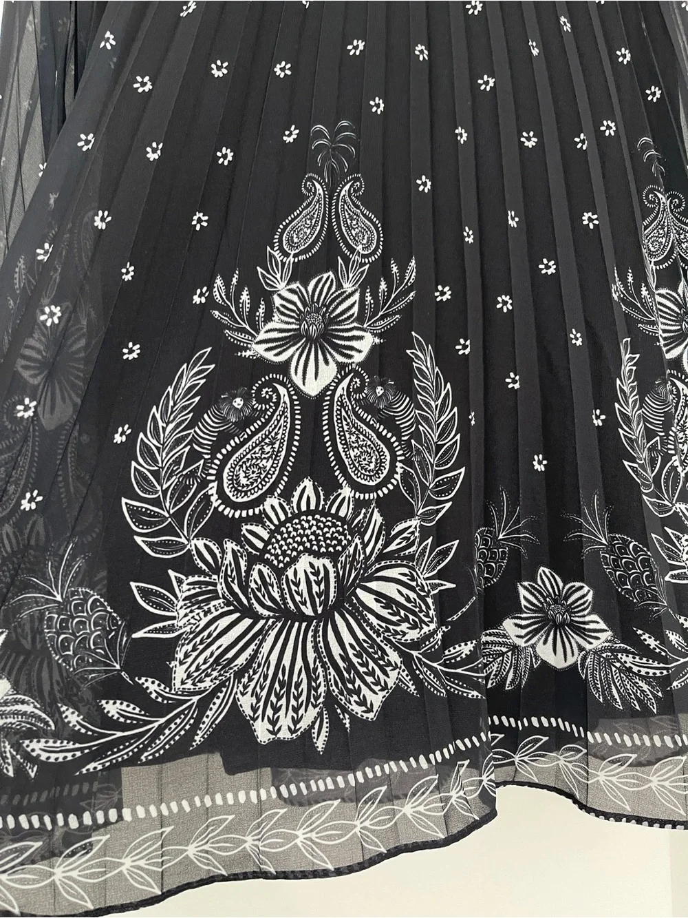 NWOT Farm Rio Floral Pleated Midi Skirt Size Small